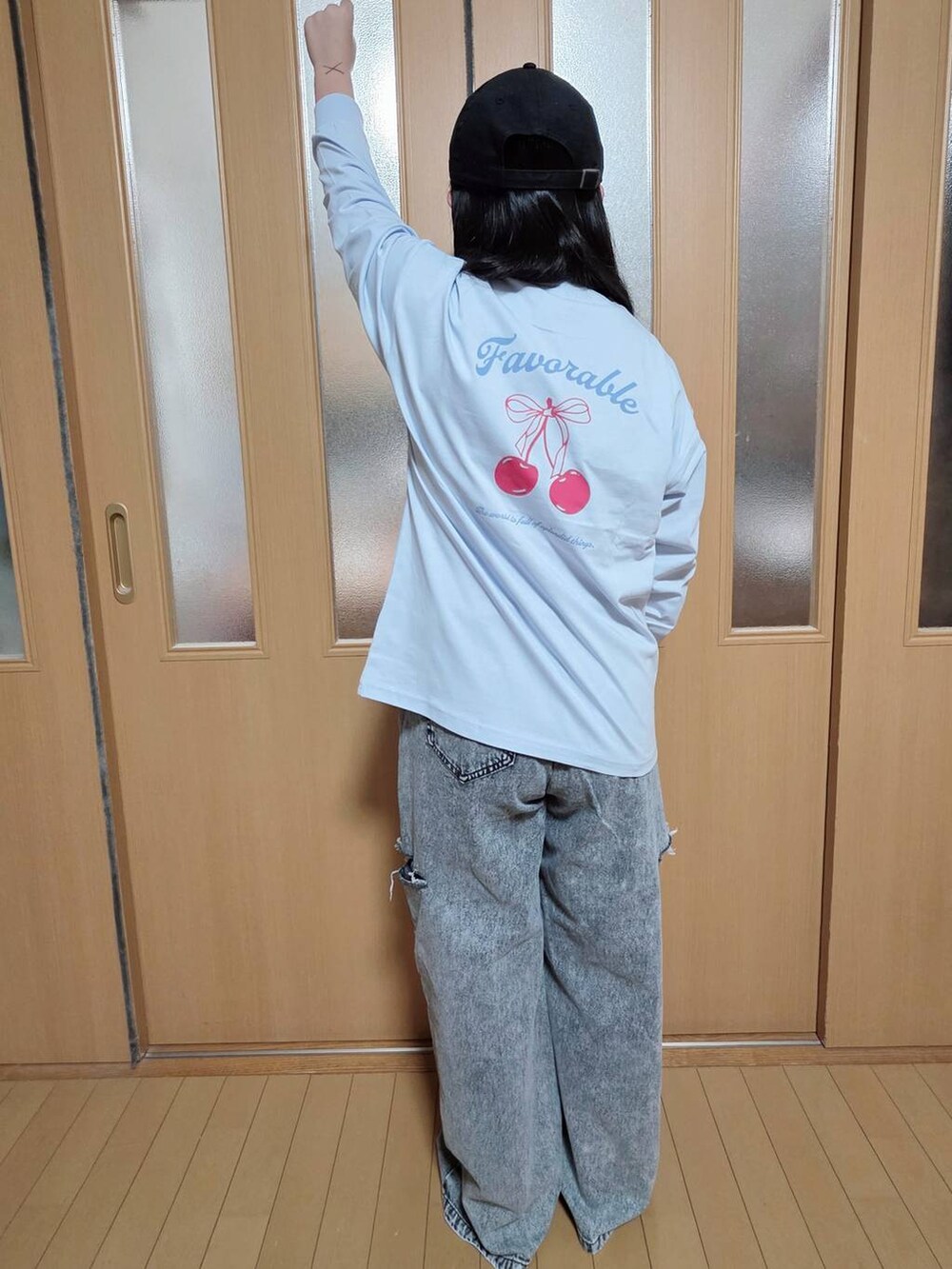 ブラック系のデニムパンツ、ホワイト系のマウンテンパーカー、ブルー系のTシャツ/カットソーを着用したキッズの秋コーディネートの3枚目の写真