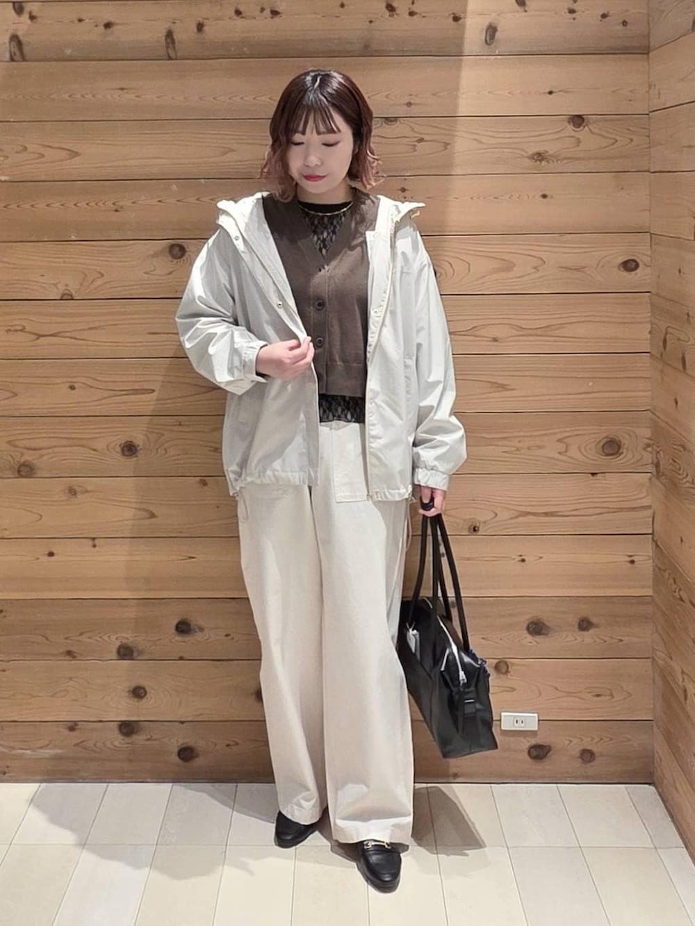 ブラック系のローファー、ブラック系のボストンバッグ、ブラック系のTシャツ/カットソーを着用したレディースの春コーディネートの4枚目の写真