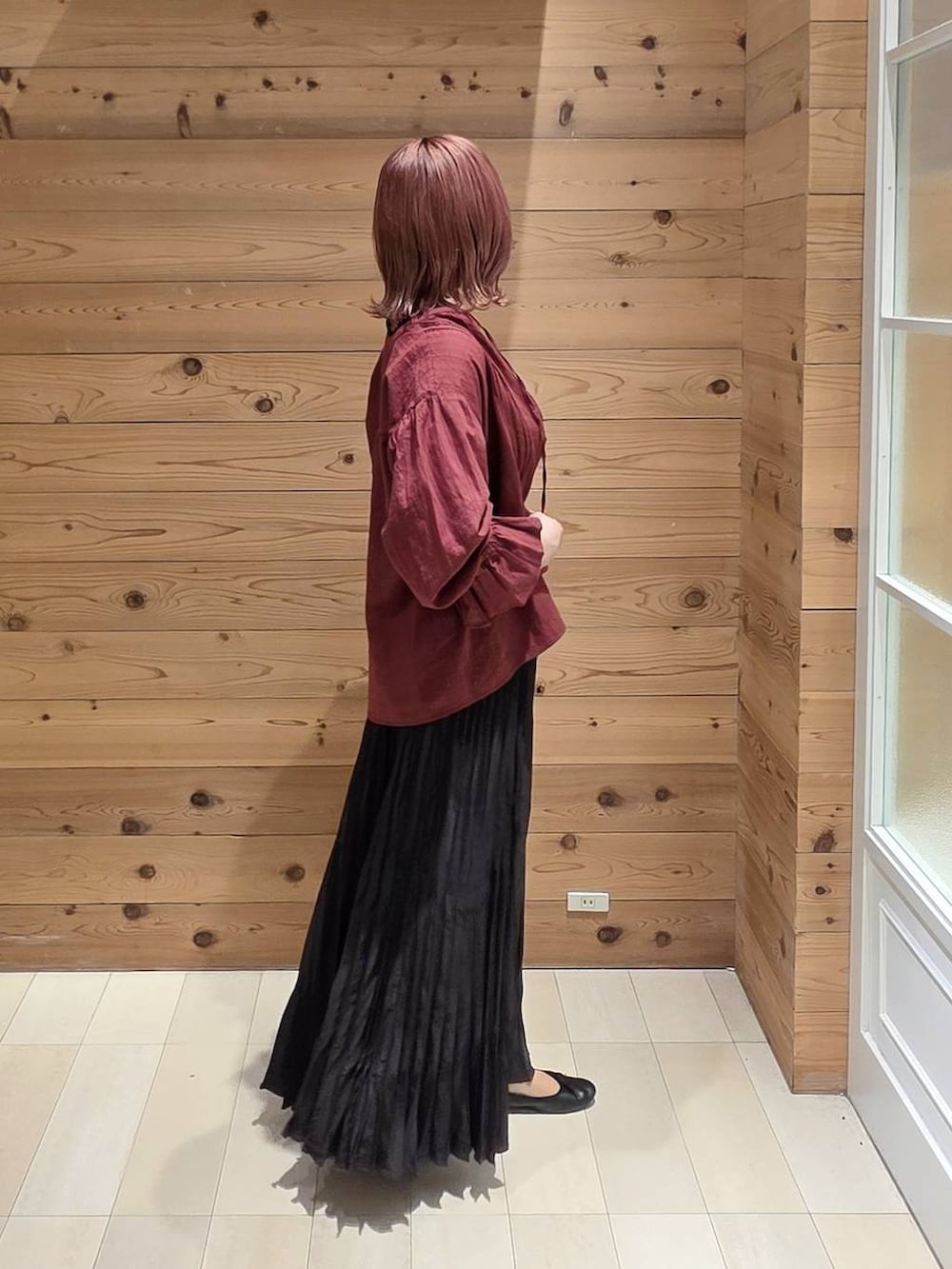 レッド系のシャツ/ブラウス、グレー系のスカート、ブラック系のバレエシューズを着用したレディースの夏コーディネートの2枚目の写真