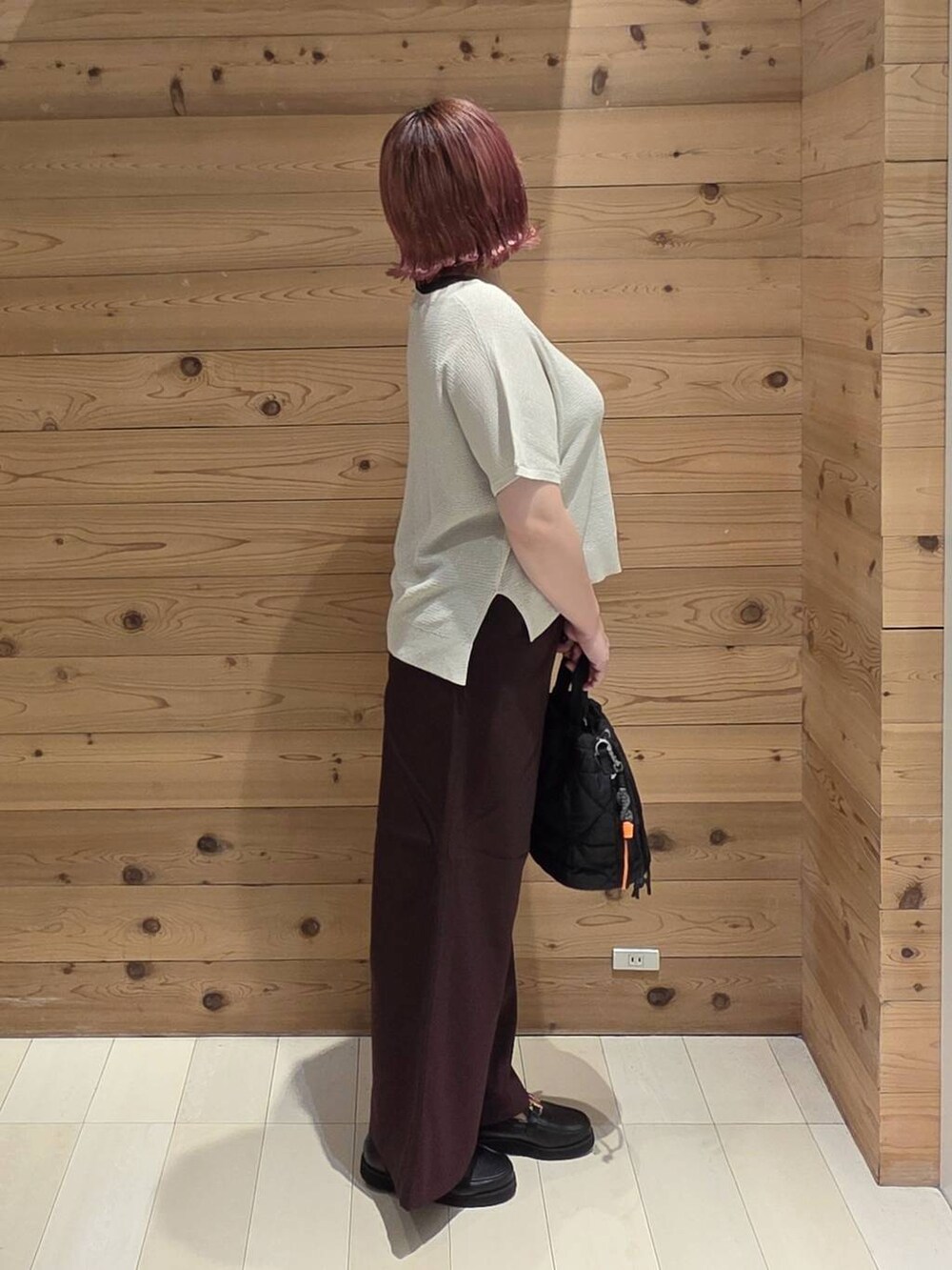 ブラック系のローファー、ブラック系のタンクトップ、ベージュ系のニット/セーターを着用したレディースの秋コーディネートの2枚目の写真