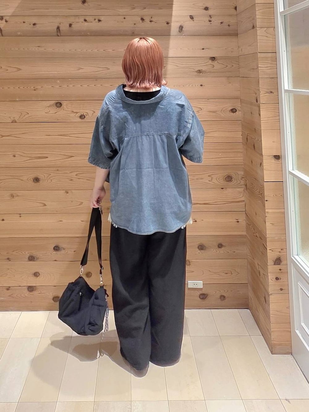 ブラック系のショルダーバッグ、ブラック系のバレエシューズ、ブラック系のその他パンツを着用したレディースの夏コーディネートの3枚目の写真