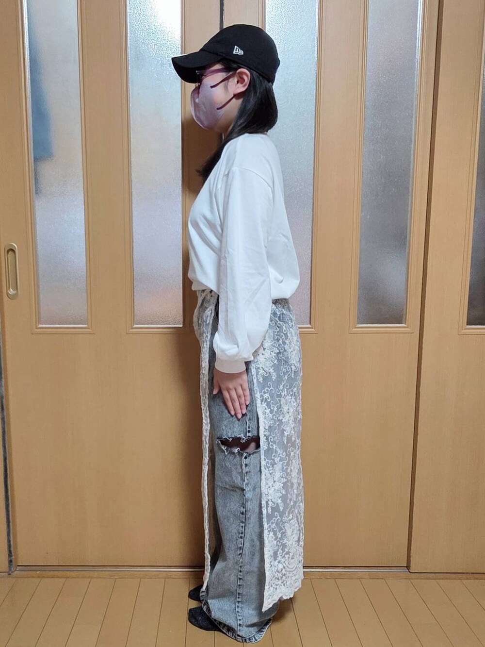 ブラック系のデニムパンツ、その他のスカート、ホワイト系のTシャツ/カットソーを着用したキッズの秋コーディネートの2枚目の写真