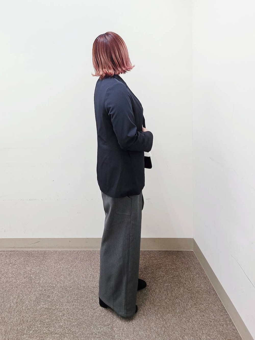 ブラック系のショルダーバッグ、ブラック系のパンプス、ブラック系のセットアップを着用したレディースの冬コーディネートの2枚目の写真