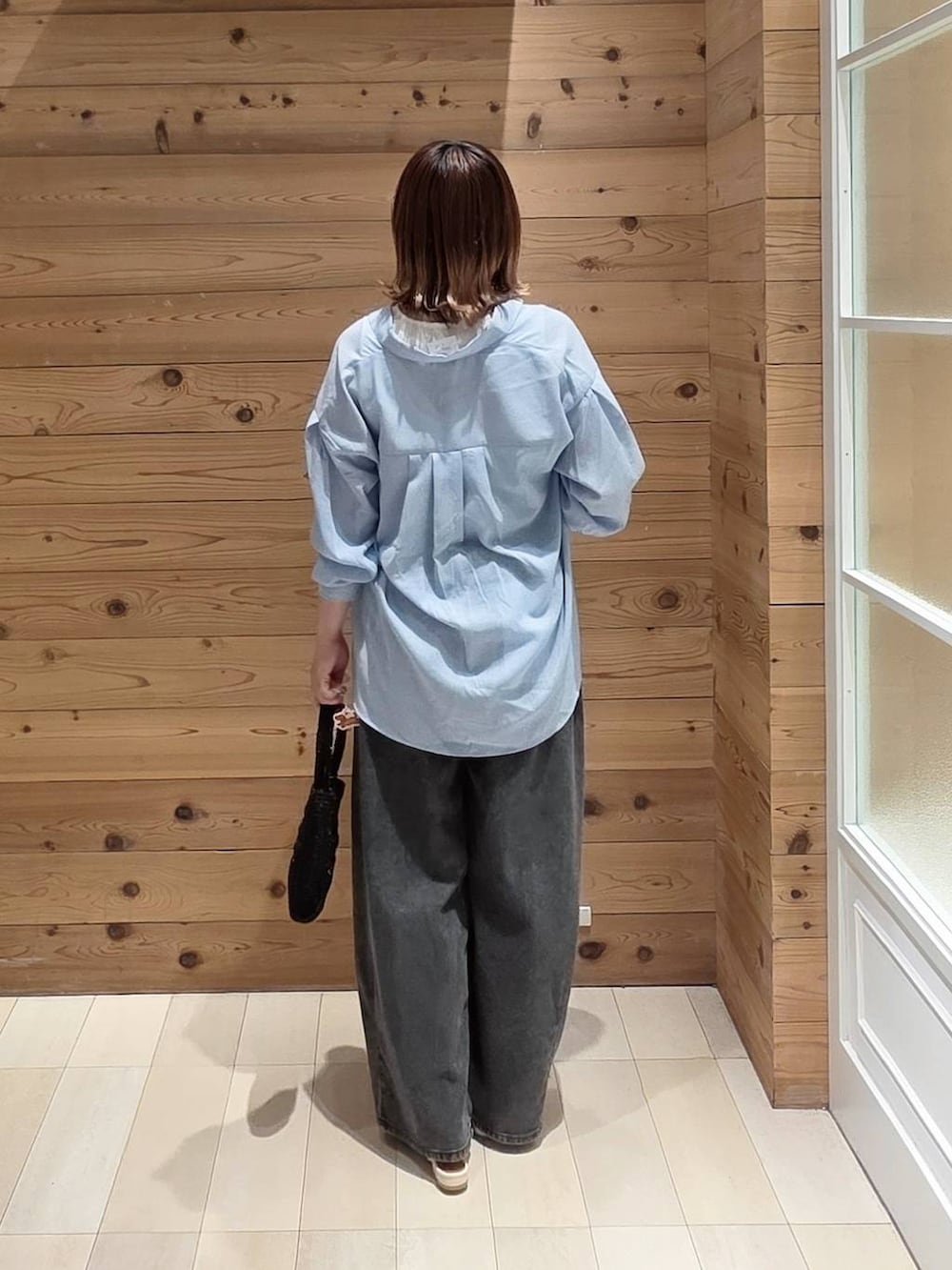 ブルー系のシャツ/ブラウス、ブラック系のデニムパンツ、ホワイト系のタンクトップを着用したレディースの夏コーディネートの3枚目の写真