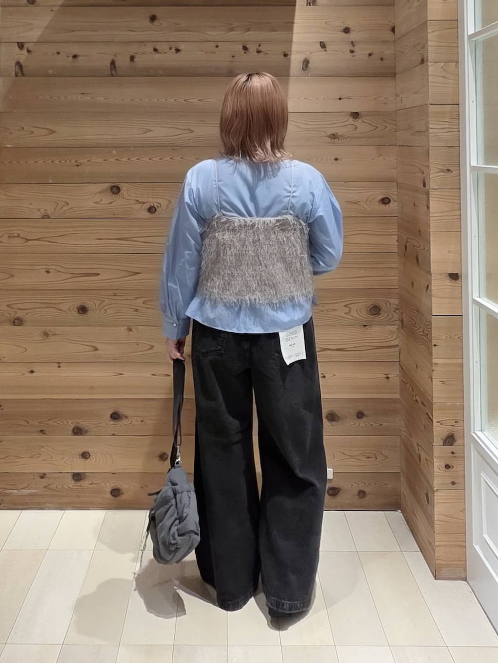 グレー系のショルダーバッグ、ブラック系のローファー、ベージュ系のその他トップスを着用したレディースの秋コーディネートの3枚目の写真