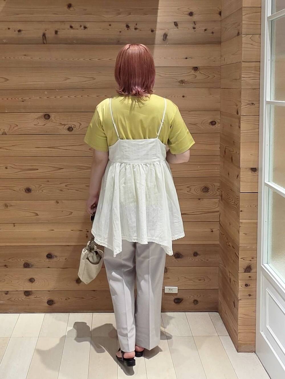 ホワイト系のシャツ/ブラウス、グレー系のその他パンツ、イエロー系のTシャツ/カットソーを着用したレディースの夏コーディネートの3枚目の写真