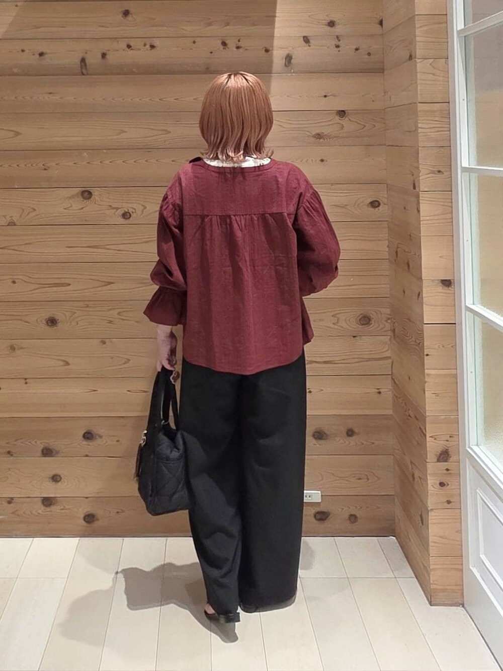 レッド系のシャツ/ブラウス、ブラック系のトートバッグ、ブラック系のその他パンツを着用したレディースの夏コーディネートの3枚目の写真