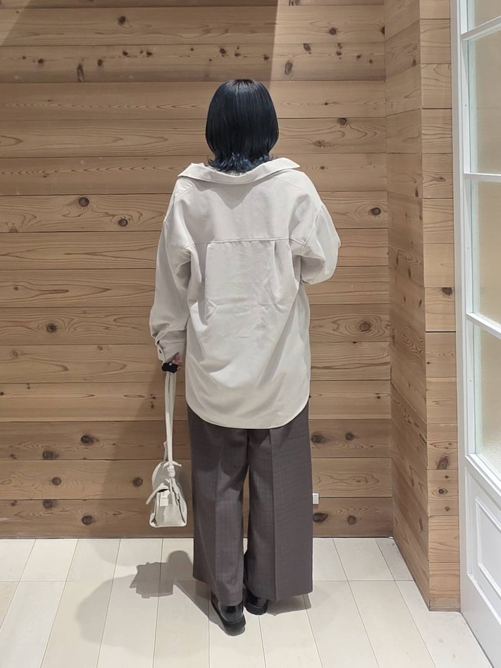 ブラック系のローファー、ベージュ系のショルダーバッグ、ホワイト系のTシャツ/カットソーを着用したレディースの秋コーディネートの3枚目の写真