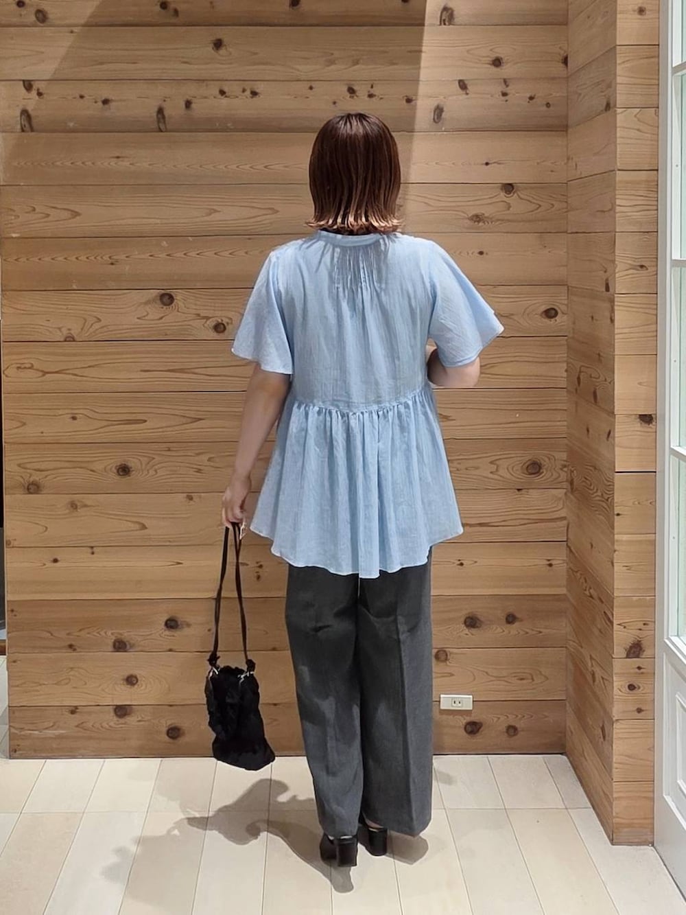 グレー系のその他パンツ、ブラック系のタンクトップ、ブラック系のサンダルを着用したレディースの夏コーディネートの3枚目の写真