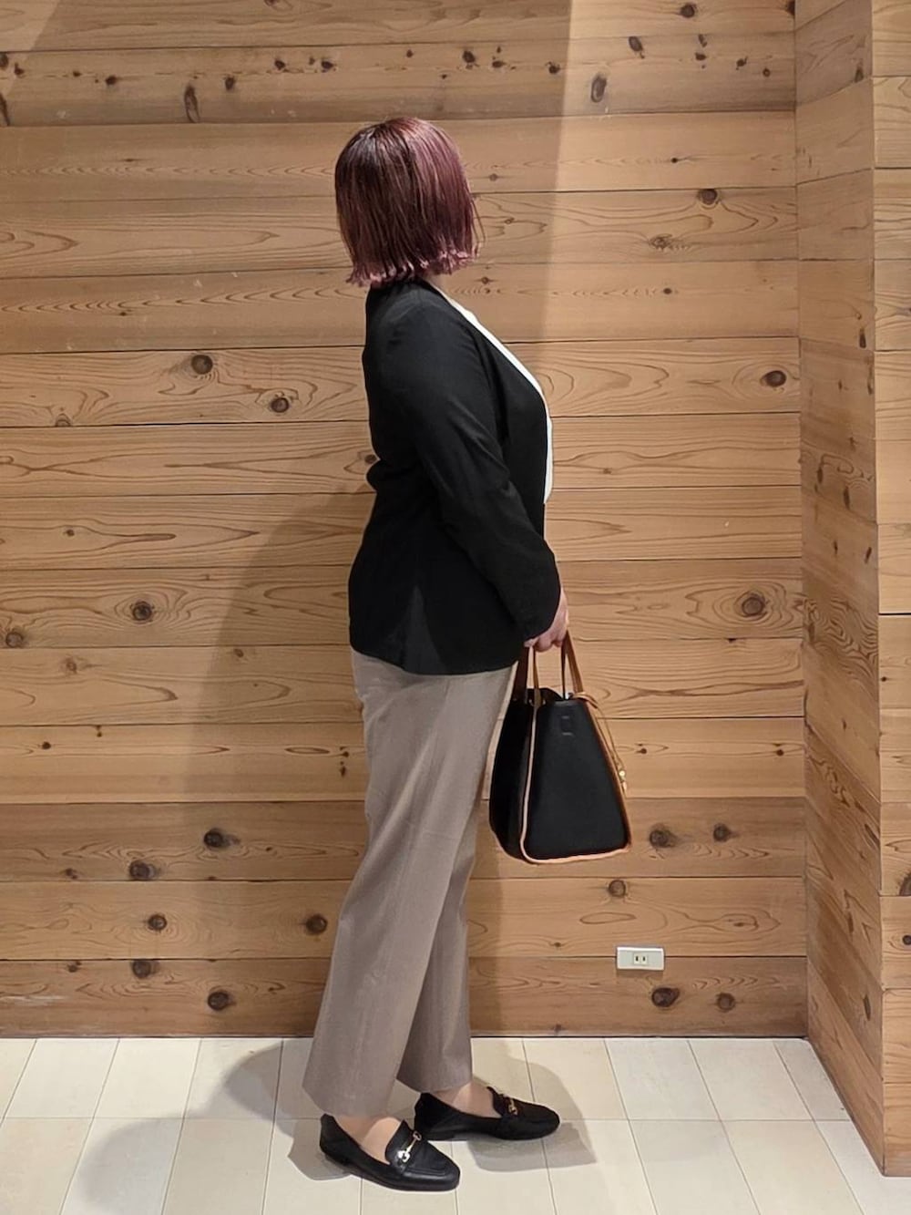 ブラック系のローファー、ブラック系のノーカラージャケット、ホワイト系のシャツ/ブラウスを着用したレディースの秋コーディネートの2枚目の写真