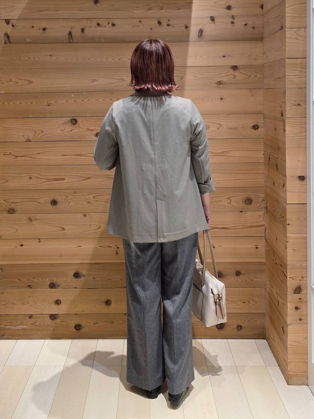 ブラック系のローファー、ホワイト系のボストンバッグ、ベージュ系のテーラードジャケットを着用したレディースの秋コーディネートの3枚目の写真