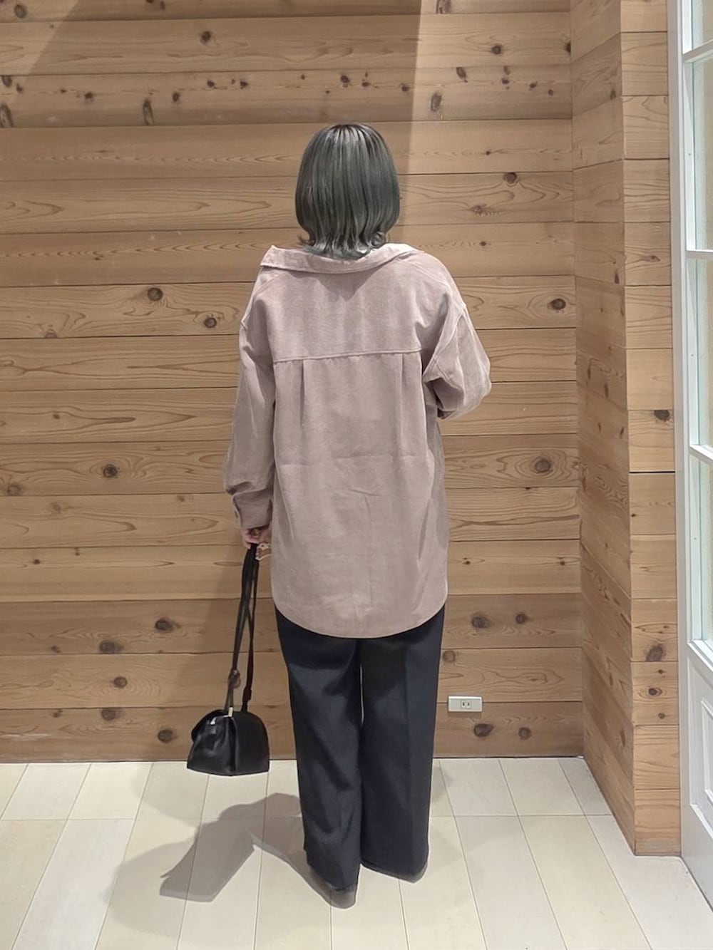 ブルー系のその他パンツ、ブラック系のバレエシューズ、ブラック系のショルダーバッグを着用したレディースの秋コーディネートの3枚目の写真