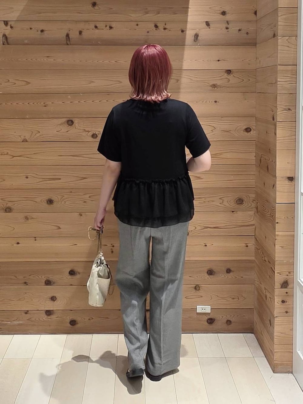 グレー系のその他パンツ、ベージュ系のボディバッグ/ウエストポーチ、ブラック系のサンダルを着用したレディースの夏コーディネートの3枚目の写真