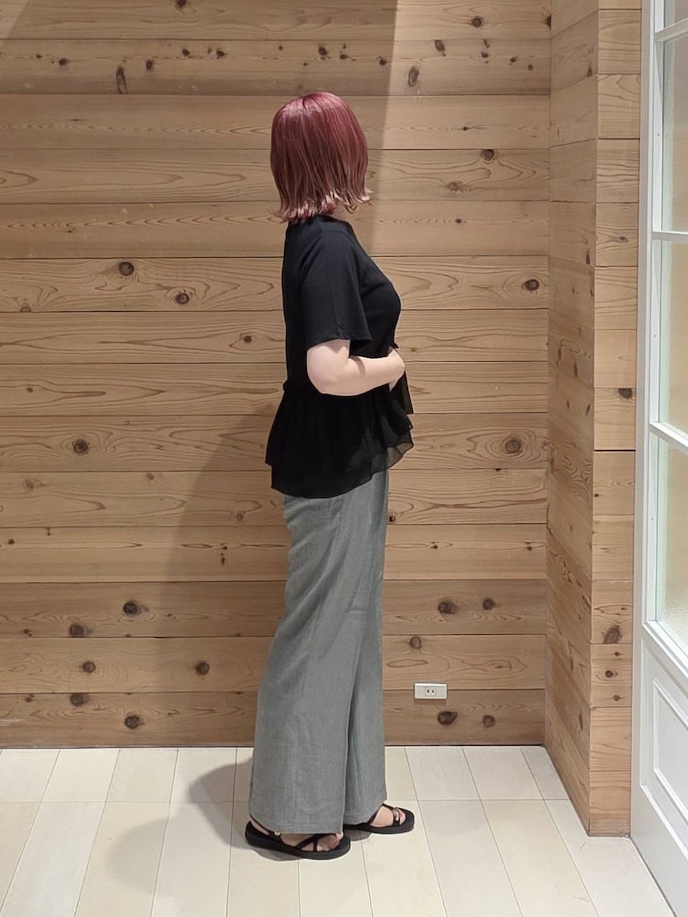グレー系のその他パンツ、ベージュ系のボディバッグ/ウエストポーチ、ブラック系のサンダルを着用したレディースの夏コーディネートの2枚目の写真