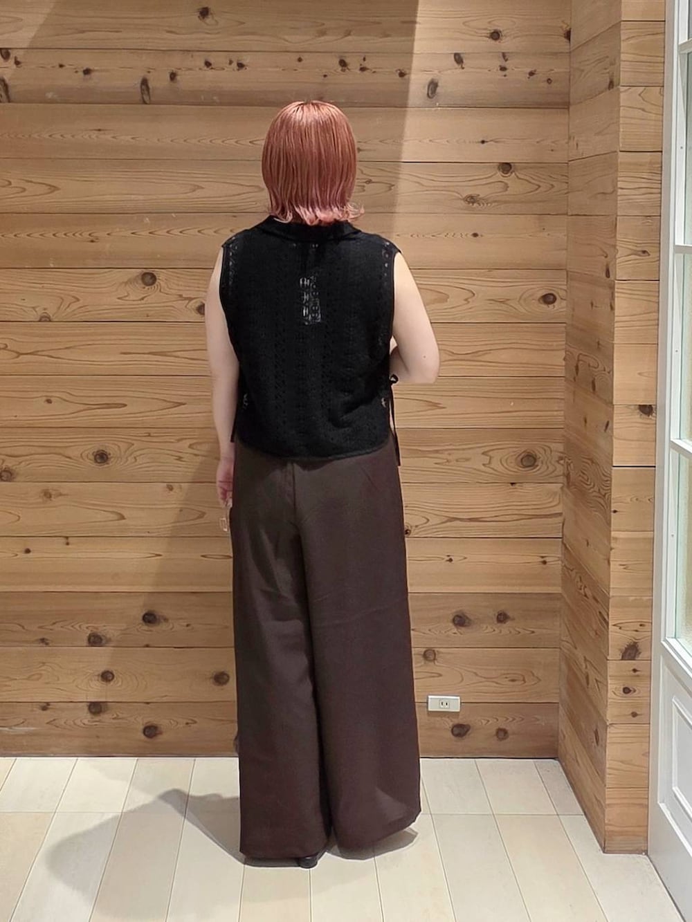 ブラウン系のその他パンツ、ブラック系のタンクトップ、ブラック系のベストを着用したレディースの夏コーディネートの3枚目の写真