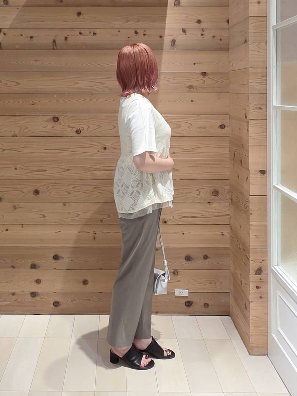 シルバー系のショルダーバッグ、ブラウン系のその他パンツ、ホワイト系のTシャツ/カットソーを着用したレディースの夏コーディネートの2枚目の写真