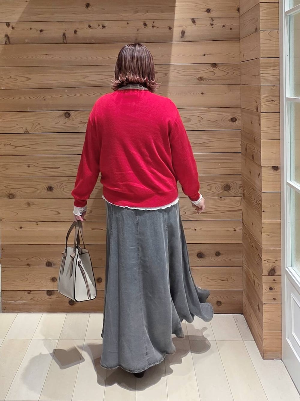 ブラック系のパンプス、ホワイト系のショルダーバッグ、ホワイト系のTシャツ/カットソーを着用したレディースの冬コーディネートの3枚目の写真