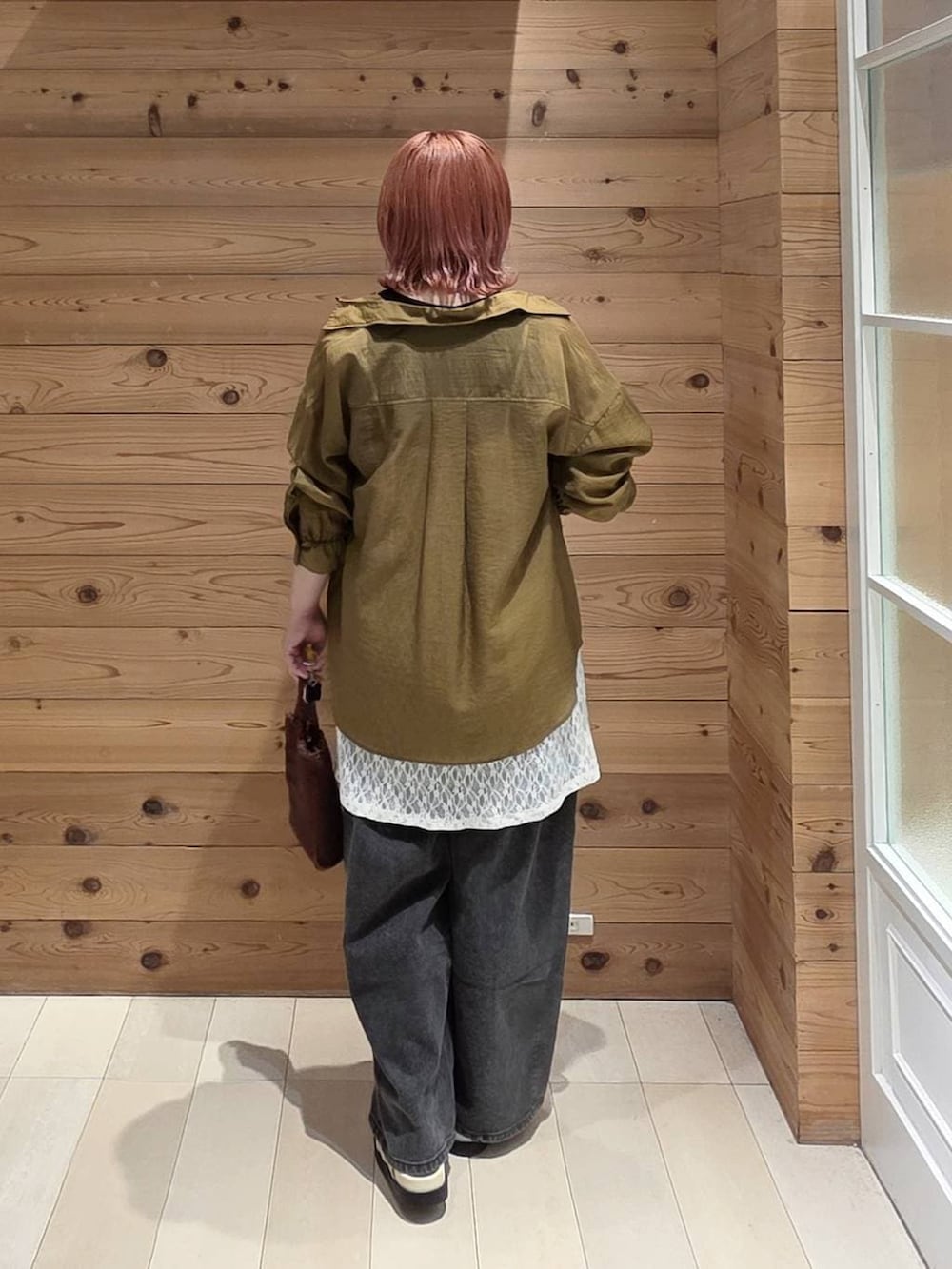 ブラック系のデニムパンツ、グリーン系のシャツ/ブラウス、ブラック系のタンクトップを着用したレディースの夏コーディネートの3枚目の写真