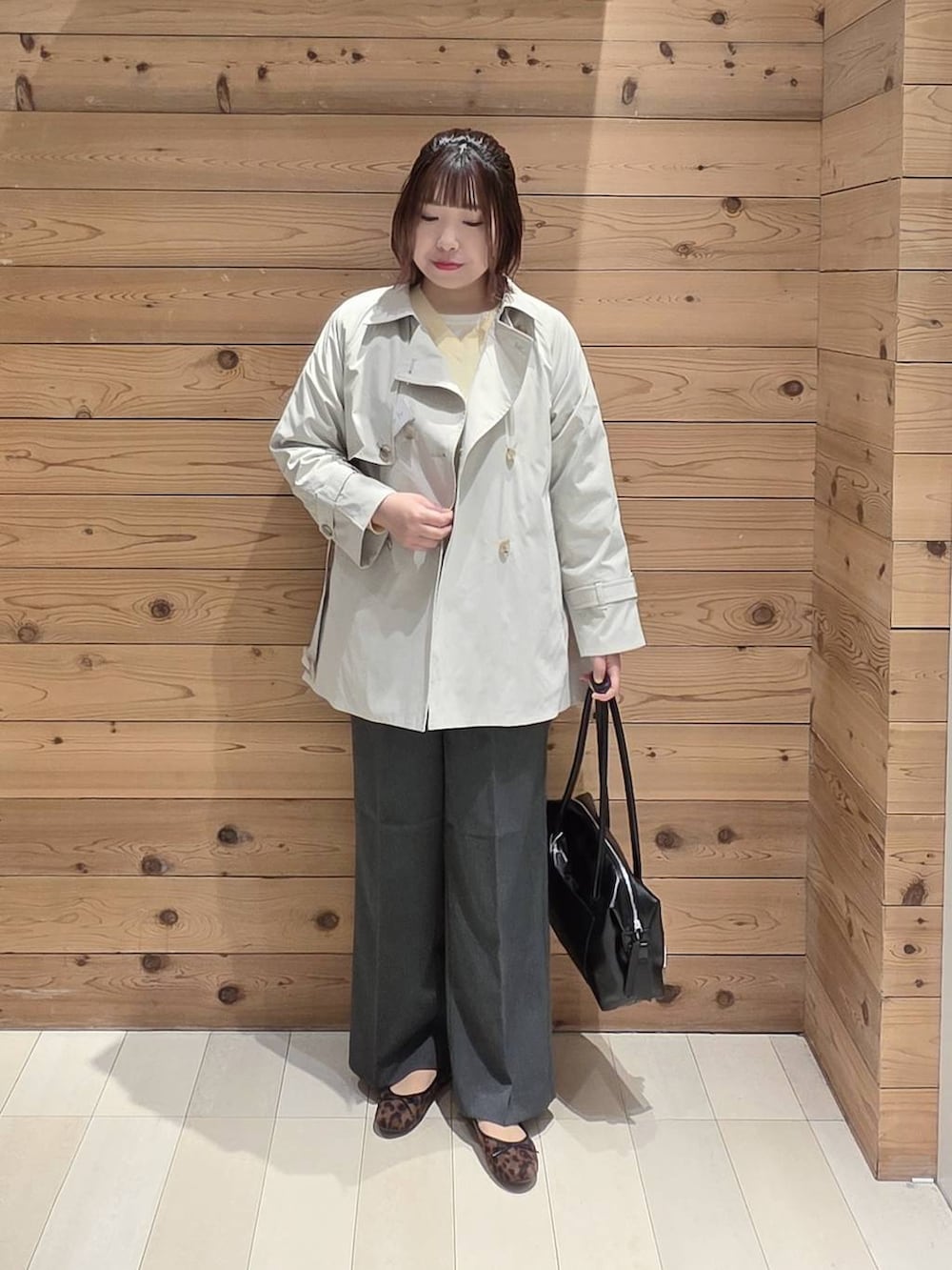 その他のバレエシューズ、ブラック系のボストンバッグ、グレー系のその他パンツを着用したレディースの春コーディネートの4枚目の写真