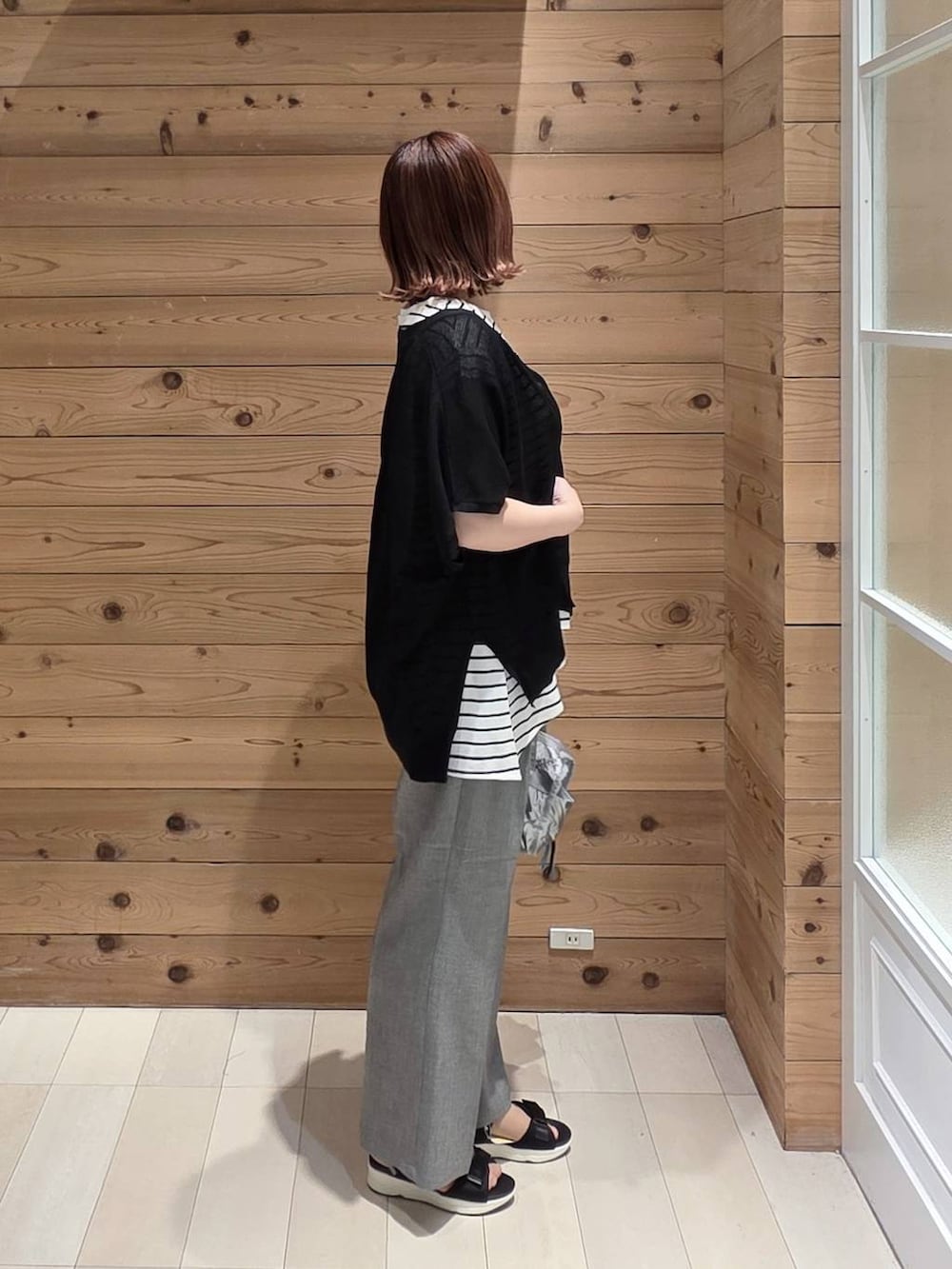 シルバー系のボストンバッグ、グレー系のその他パンツ、ホワイト系のTシャツ/カットソーを着用したレディースの夏コーディネートの2枚目の写真