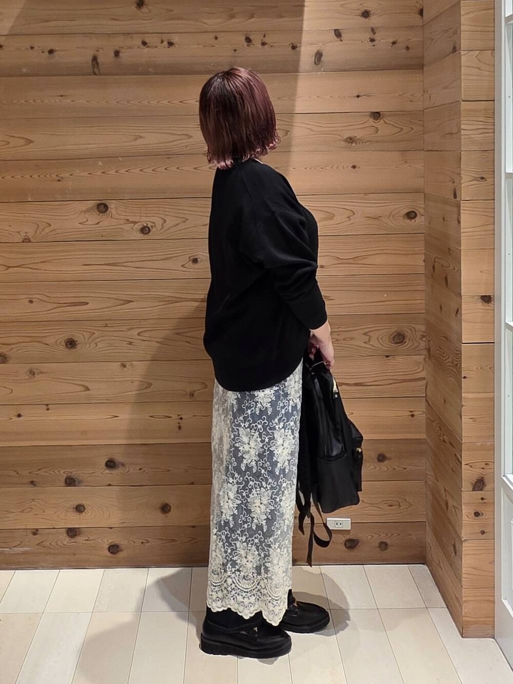 ブラック系のバックパック/リュック、その他のスカート、ブルー系のデニムパンツを着用したレディースの秋コーディネートの2枚目の写真