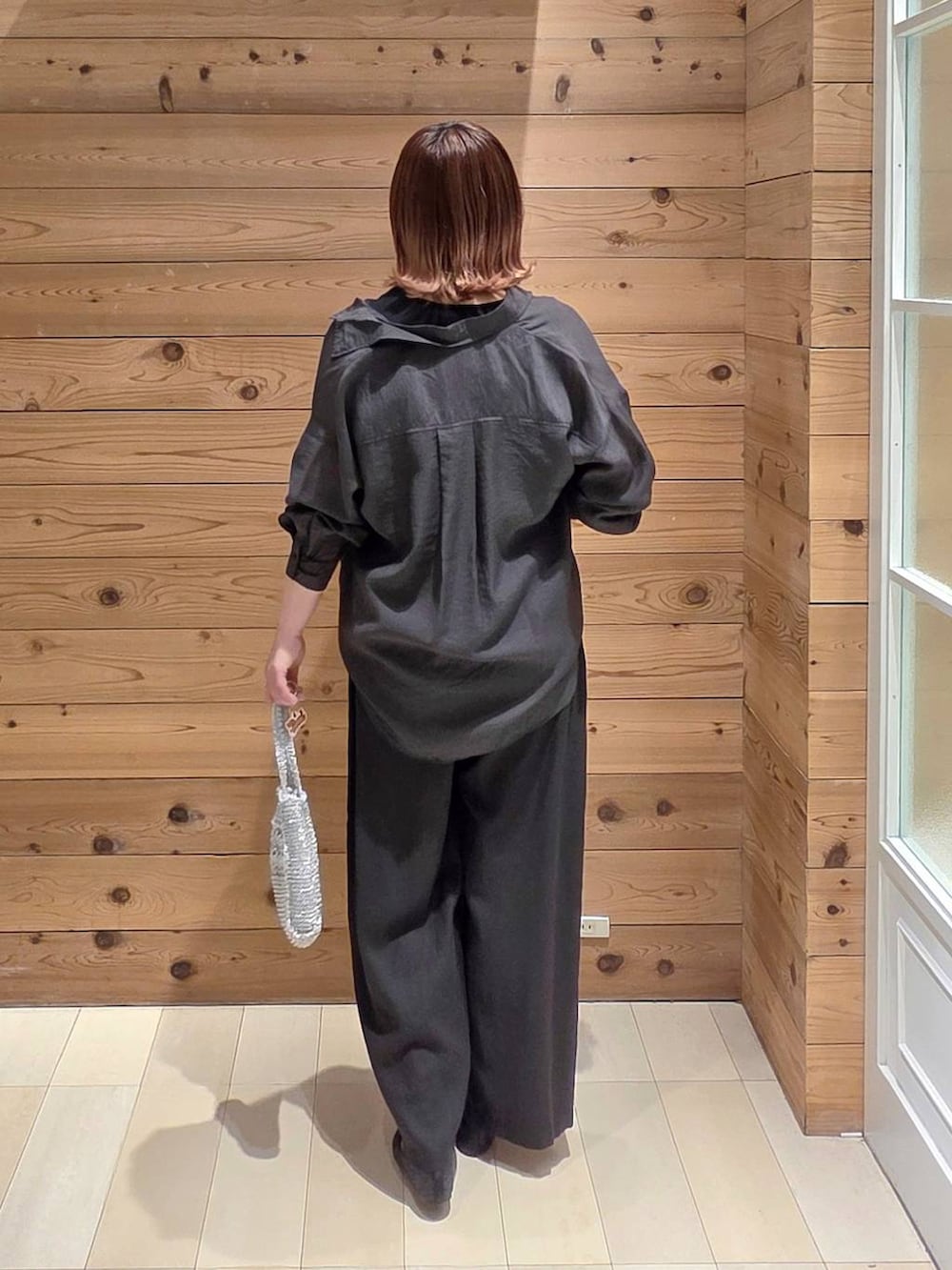 ブラック系のバレエシューズ、ブラック系のその他パンツ、グレー系のシャツ/ブラウスを着用したレディースの春コーディネートの3枚目の写真