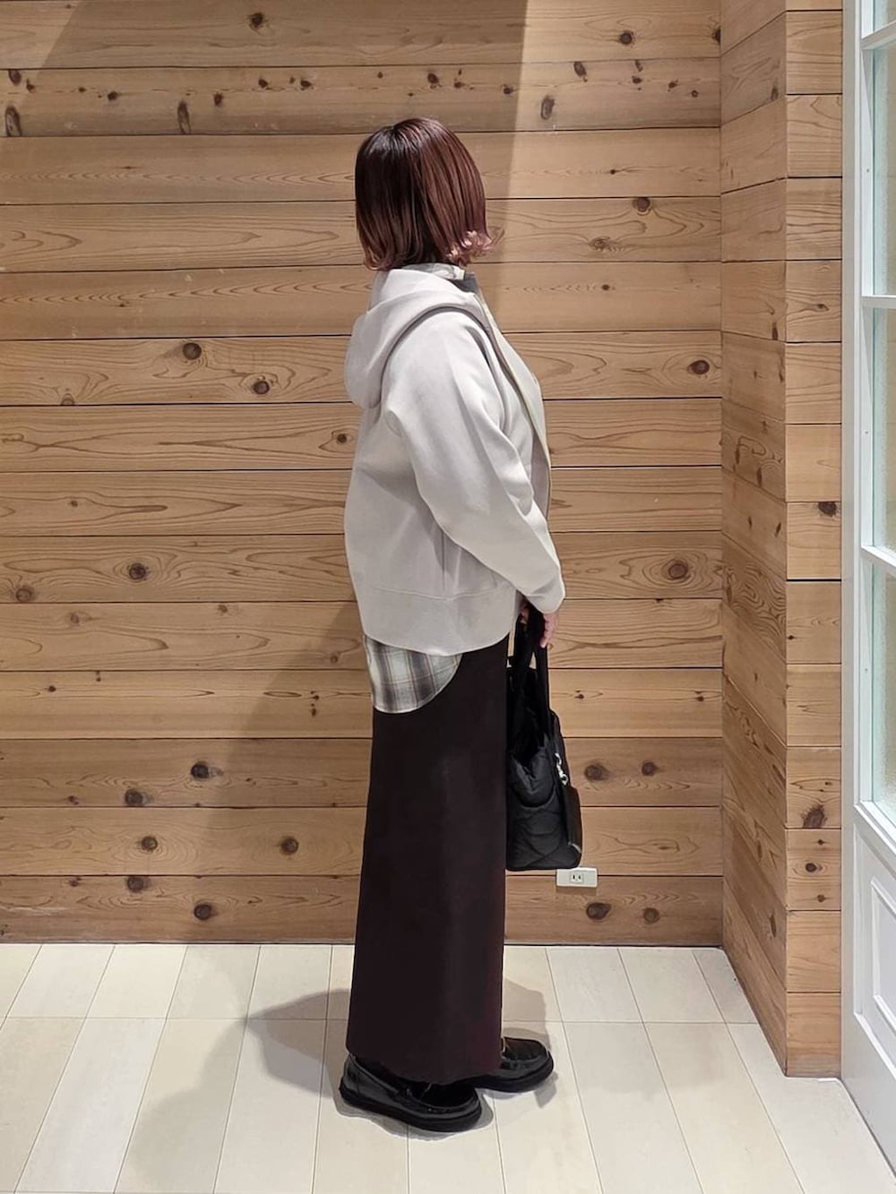 ブラック系のローファー、ブラック系のトートバッグ、ホワイト系のTシャツ/カットソーを着用したレディースの冬コーディネートの2枚目の写真