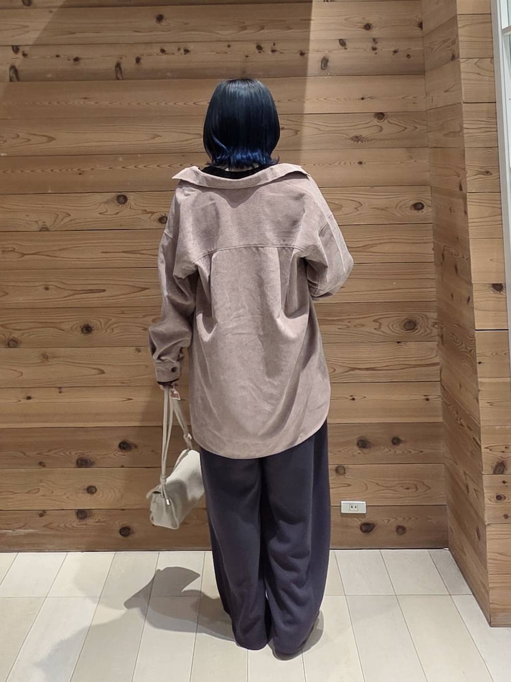 ブラック系のバレエシューズ、ベージュ系のショルダーバッグ、ブラック系のTシャツ/カットソーを着用したレディースの秋コーディネートの3枚目の写真