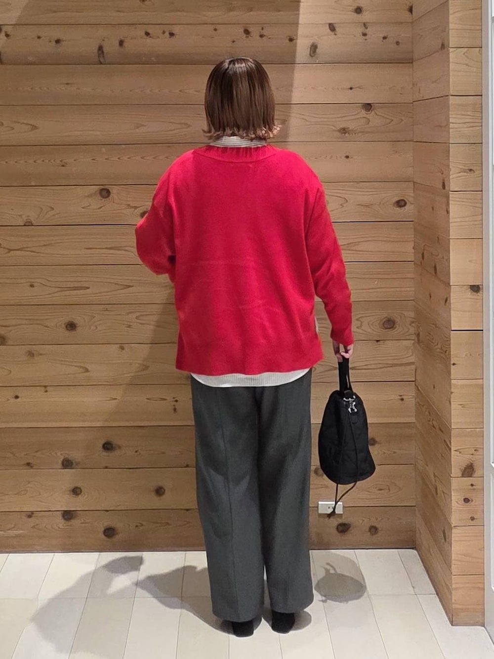 ブラック系のダウンジャケット/コート、その他のシャツ/ブラウス、グレー系のその他パンツを着用したレディースの秋コーディネートの3枚目の写真