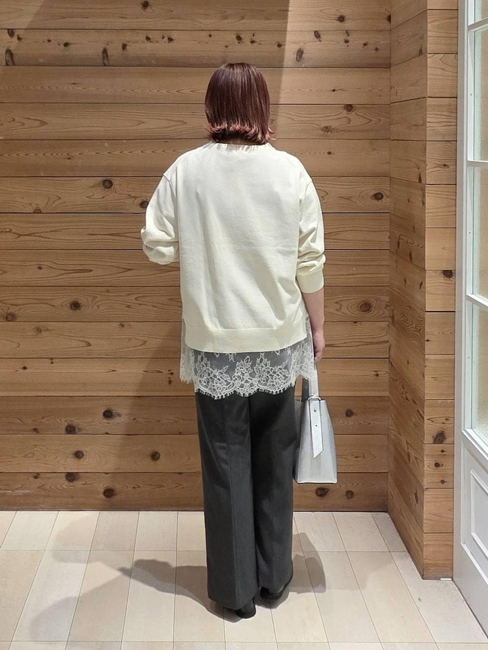 ブラック系のローファー、シルバー系のショルダーバッグ、グレー系のその他パンツを着用したレディースの春コーディネートの3枚目の写真