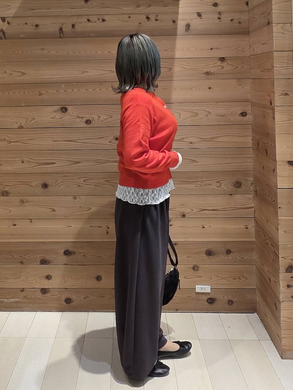 ブラック系のバレエシューズ、ホワイト系のTシャツ/カットソー、ブラック系のその他パンツを着用したレディースの秋コーディネートの2枚目の写真