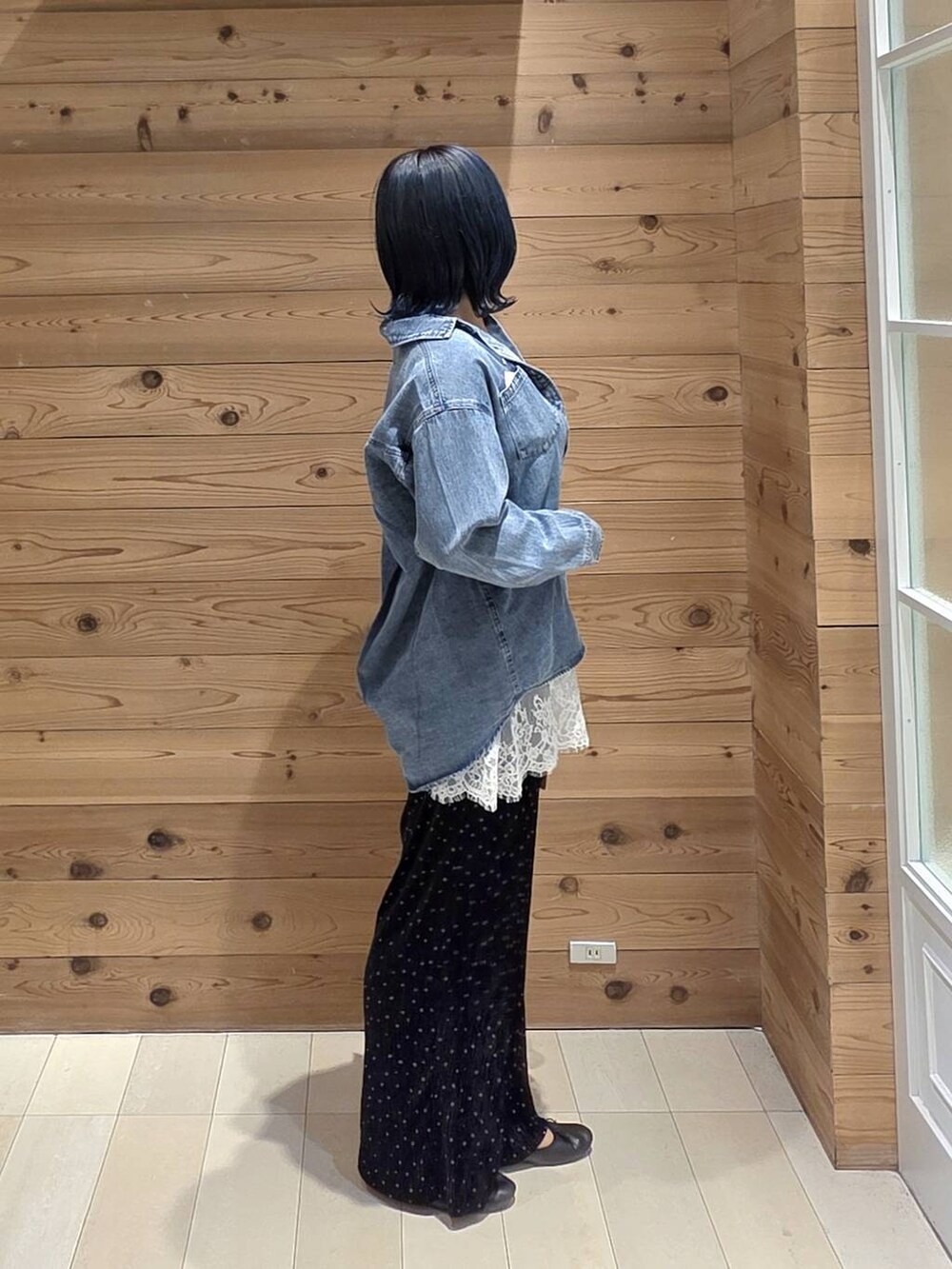 ブラック系のその他パンツ、ブラック系のバレエシューズ、ブラック系のタンクトップを着用したレディースの秋コーディネートの2枚目の写真
