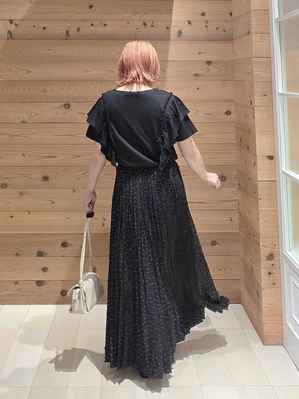 その他のスカート、ベージュ系のショルダーバッグ、ブラック系のTシャツ/カットソーを着用したレディースの夏コーディネートの3枚目の写真