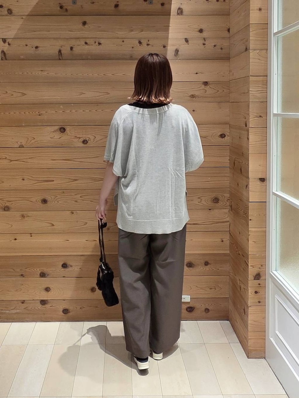 グレー系のカーディガン/ボレロ、ブラウン系のその他パンツ、ブラック系のタンクトップを着用したレディースの夏コーディネートの3枚目の写真