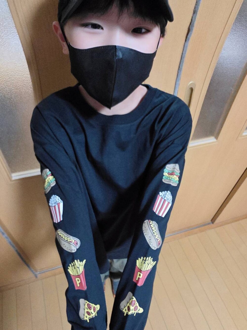 ブルー系のデニムパンツ、グリーン系のカーゴパンツ、ブラック系のキャップを着用したキッズの秋コーディネートの6枚目の写真