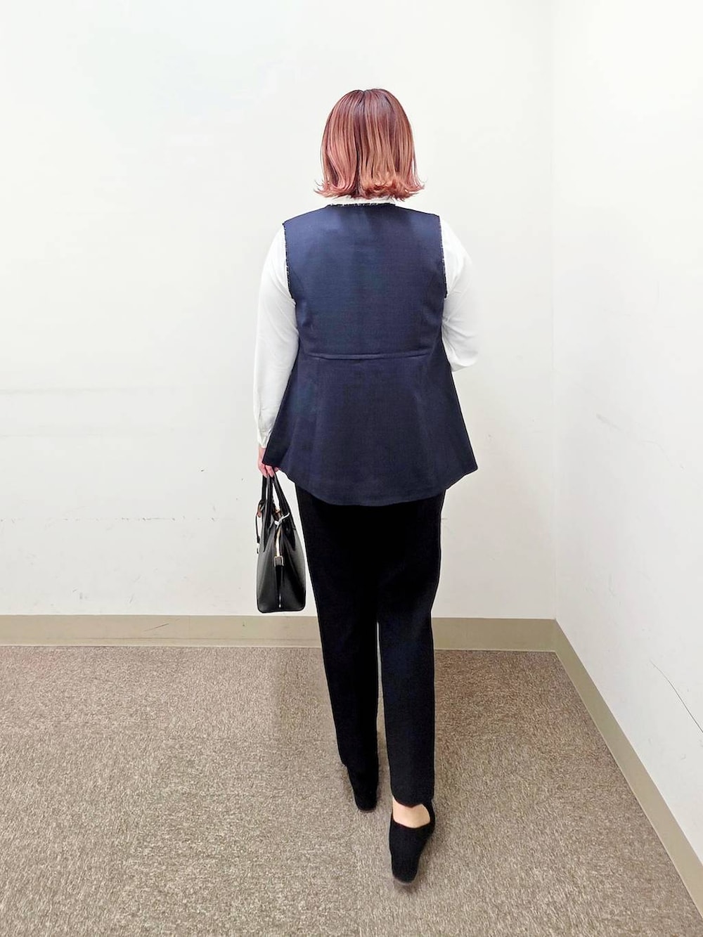 ブラック系のショルダーバッグ、ブラック系のパンプス、ホワイト系のシャツ/ブラウスを着用したレディースの冬コーディネートの3枚目の写真