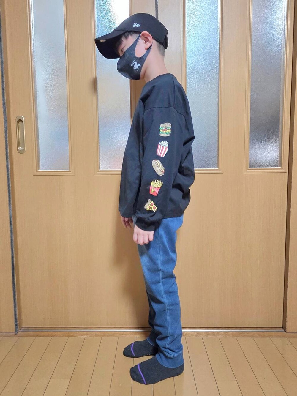 ブルー系のデニムパンツ、グリーン系のカーゴパンツ、ブラック系のキャップを着用したキッズの秋コーディネートの3枚目の写真