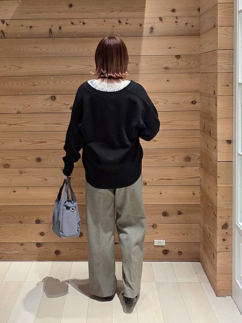 ブラック系のバレエシューズ、グレー系のトートバッグ、ベージュ系のその他パンツを着用したレディースの春コーディネートの3枚目の写真