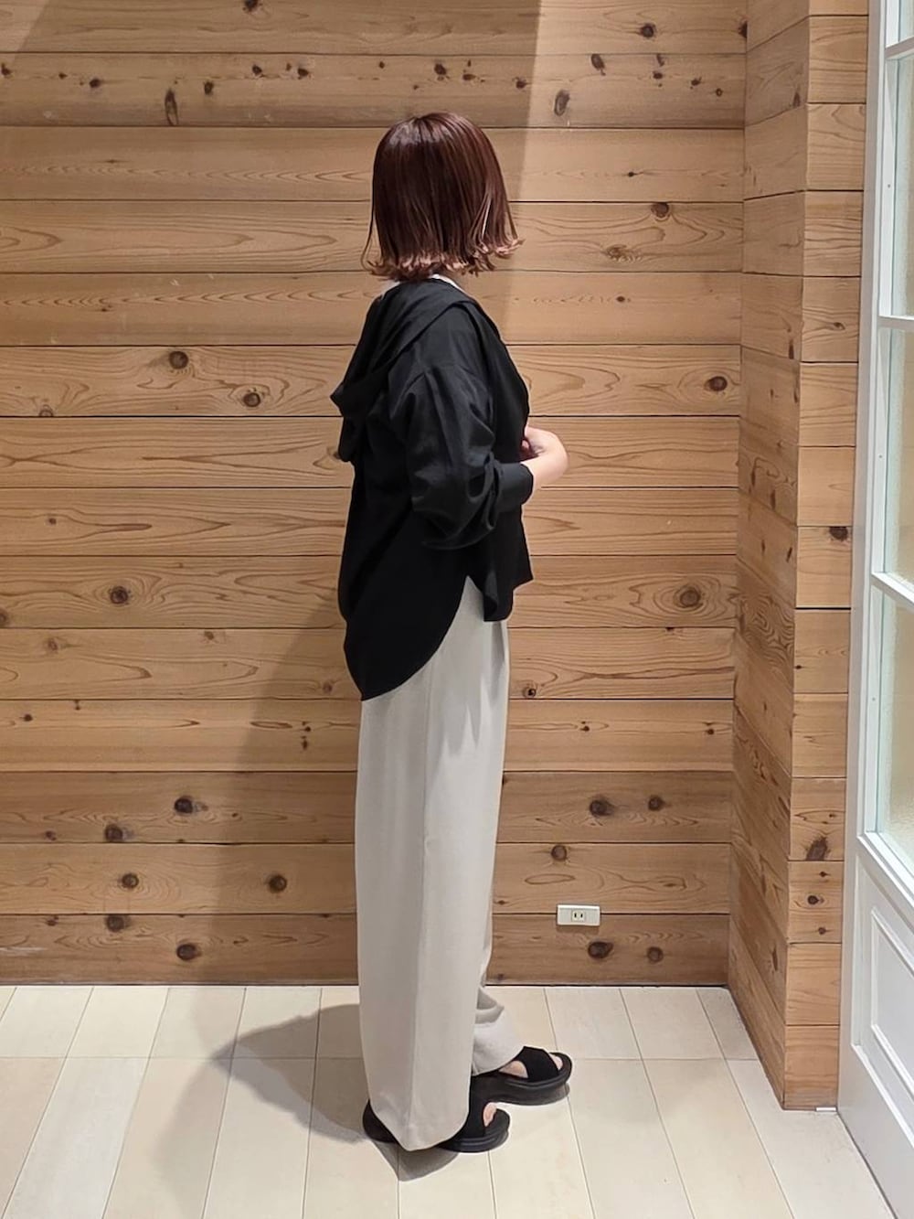 ホワイト系のTシャツ/カットソー、ブラック系のシャツ/ブラウス、ベージュ系のその他パンツを着用したレディースの春コーディネートの2枚目の写真
