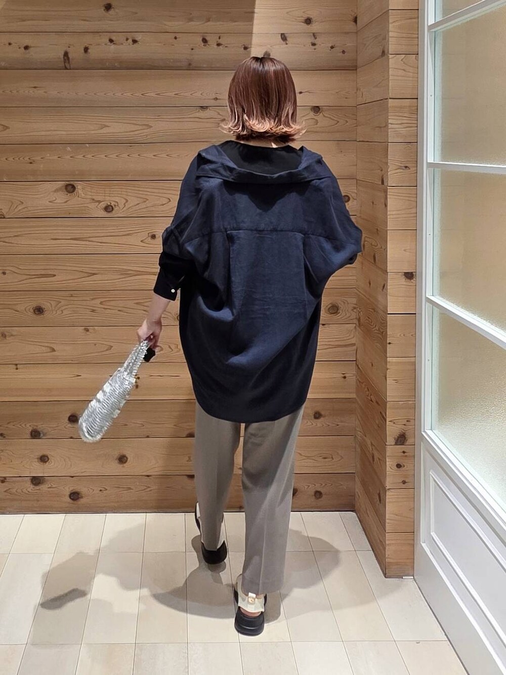 ブルー系のシャツ/ブラウス、ブラウン系のその他パンツ、ブラック系のタンクトップを着用したレディースの春コーディネートの3枚目の写真