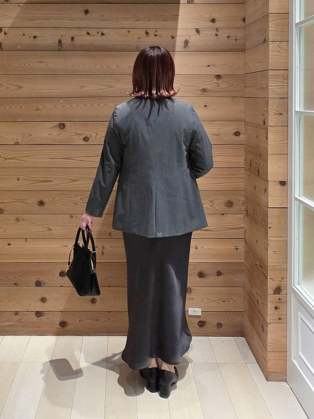 ブラック系のローファー、ブラック系のショルダーバッグ、ホワイト系のシャツ/ブラウスを着用したレディースの冬コーディネートの3枚目の写真