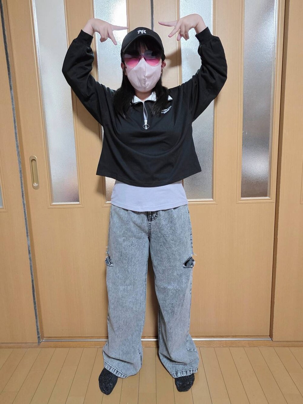 ブラック系のデニムパンツ、ホワイト系のマウンテンパーカー、ブラック系のTシャツ/カットソーを着用したキッズの秋コーディネートの4枚目の写真