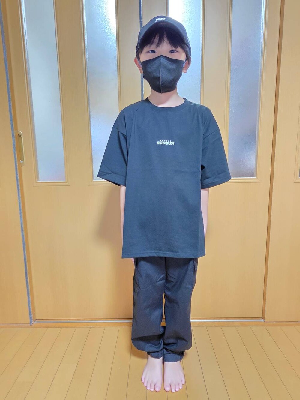 ブルー系のデニムパンツ、ブラック系のカーゴパンツ、ブラック系のキャップを着用したキッズの秋コーディネートの3枚目の写真