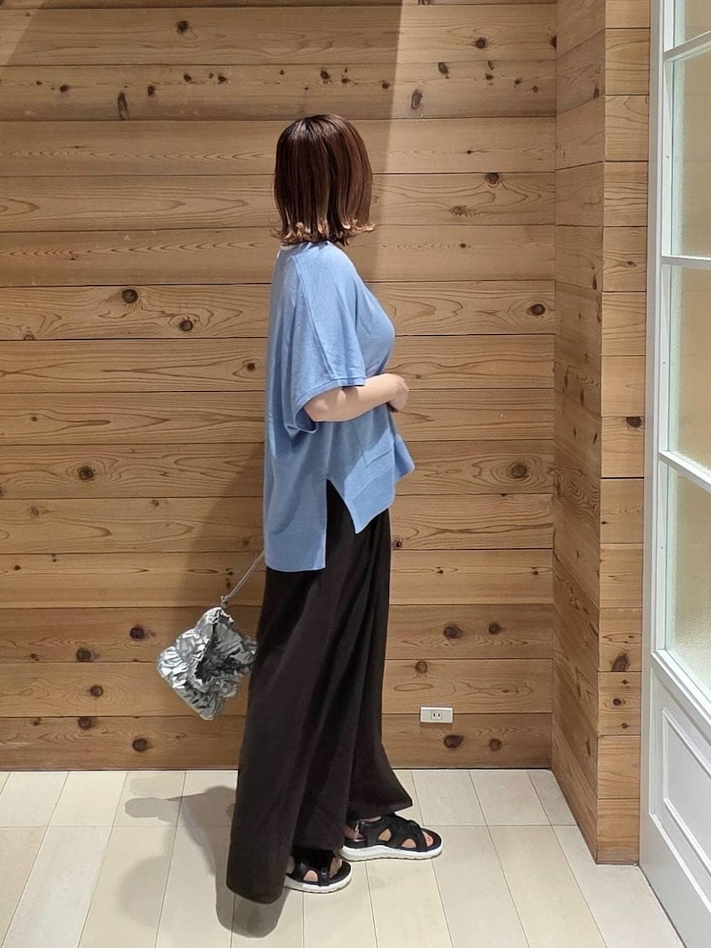 ブルー系のカーディガン/ボレロ、ホワイト系のタンクトップ、ブラウン系のその他パンツを着用したレディースの夏コーディネートの2枚目の写真