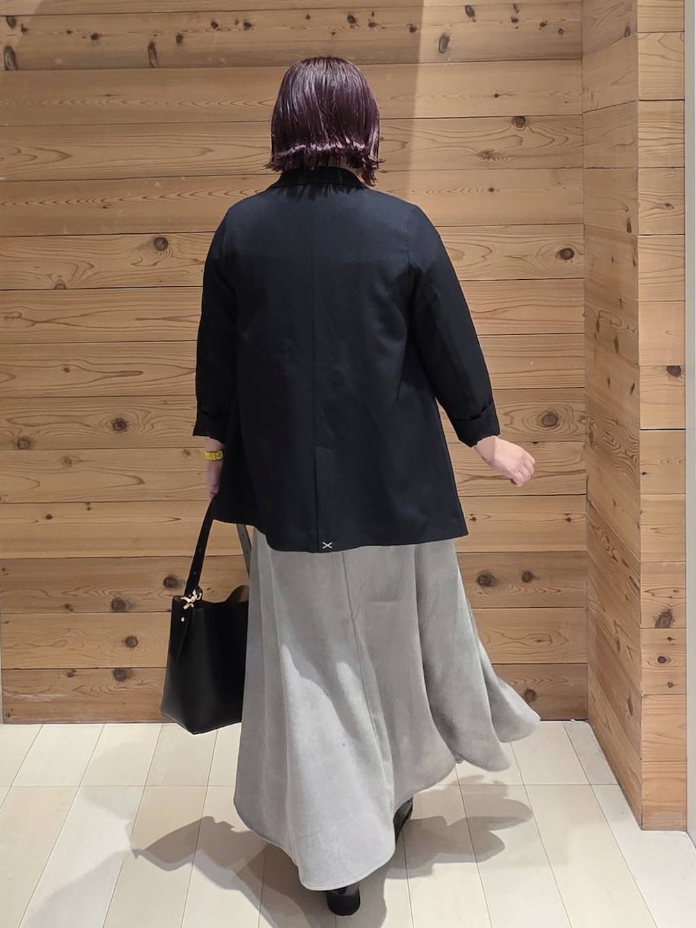 ブラック系のローファー、ブラック系のショルダーバッグ、ホワイト系のシャツ/ブラウスを着用したレディースの秋コーディネートの3枚目の写真