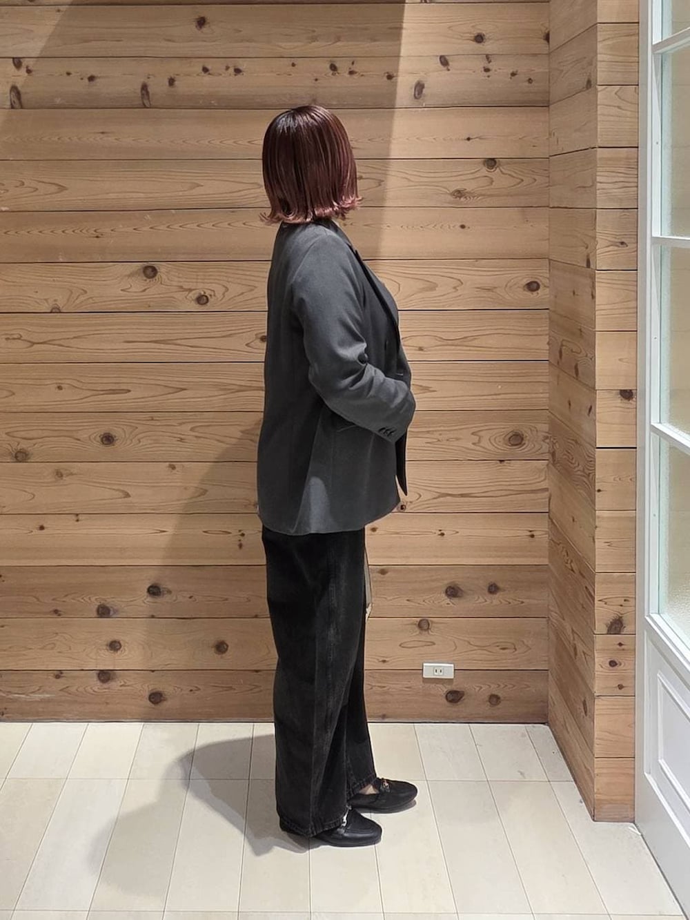 ブラック系のローファー、ホワイト系のショルダーバッグ、ホワイト系のニット/セーターを着用したレディースの冬コーディネートの2枚目の写真