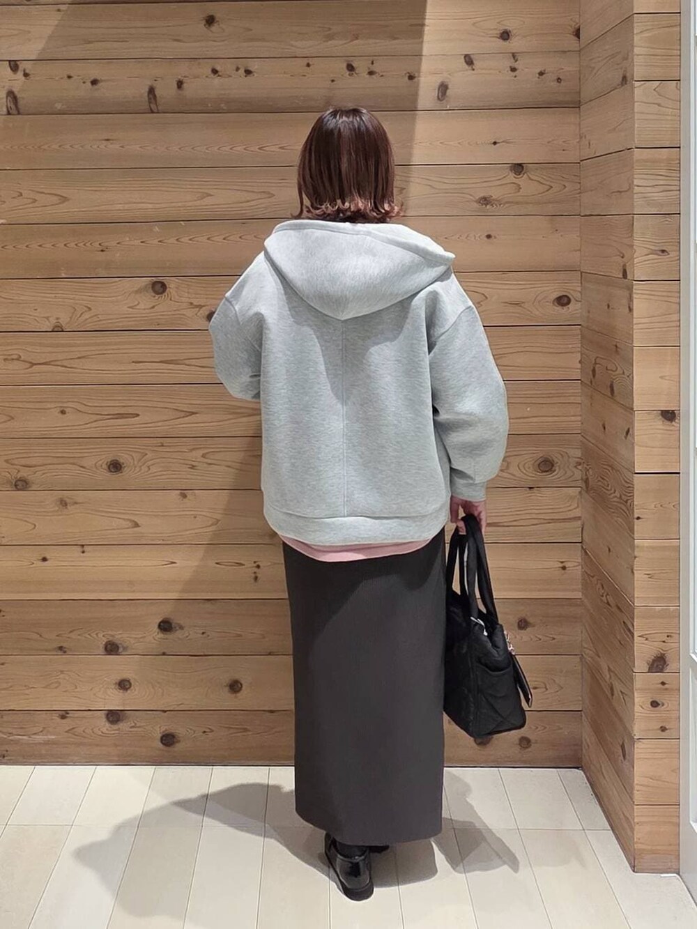 ブラック系のローファー、ブラック系のトートバッグ、ピンク系のニット/セーターを着用したレディースの冬コーディネートの3枚目の写真