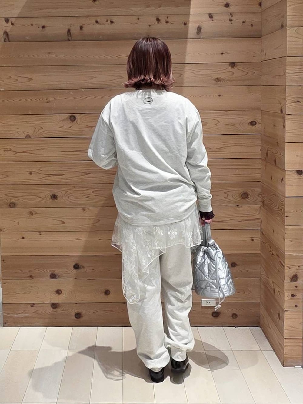 ブラック系のローファー、シルバー系のハンドバッグ、ブラック系のTシャツ/カットソーを着用したレディースの春コーディネートの3枚目の写真