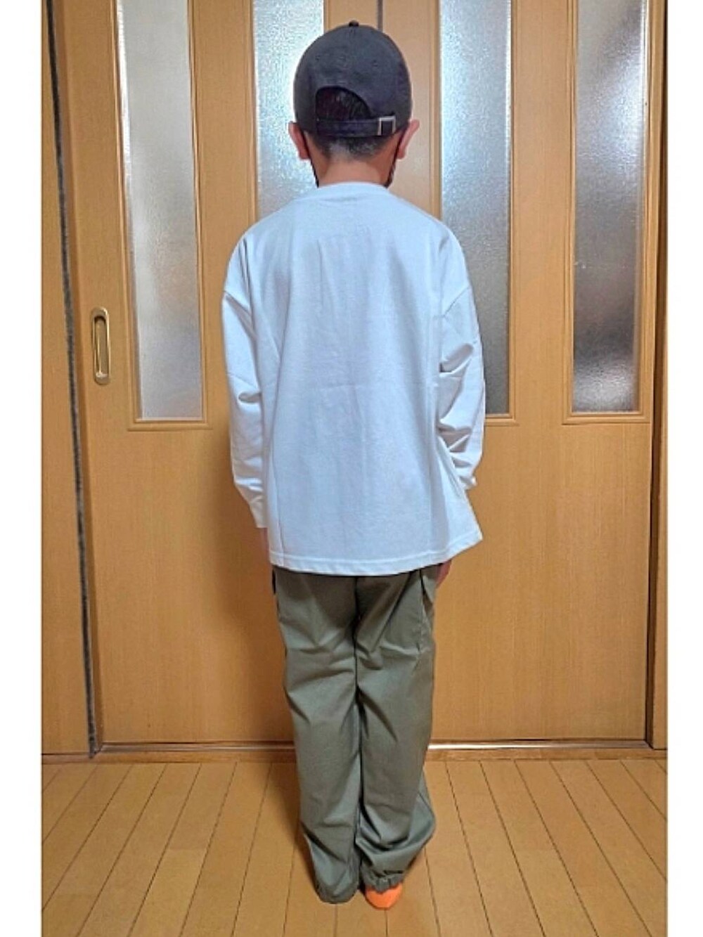 ブルー系のデニムパンツ、グリーン系のカーゴパンツ、グレー系のTシャツ/カットソーを着用したキッズの秋コーディネートの5枚目の写真