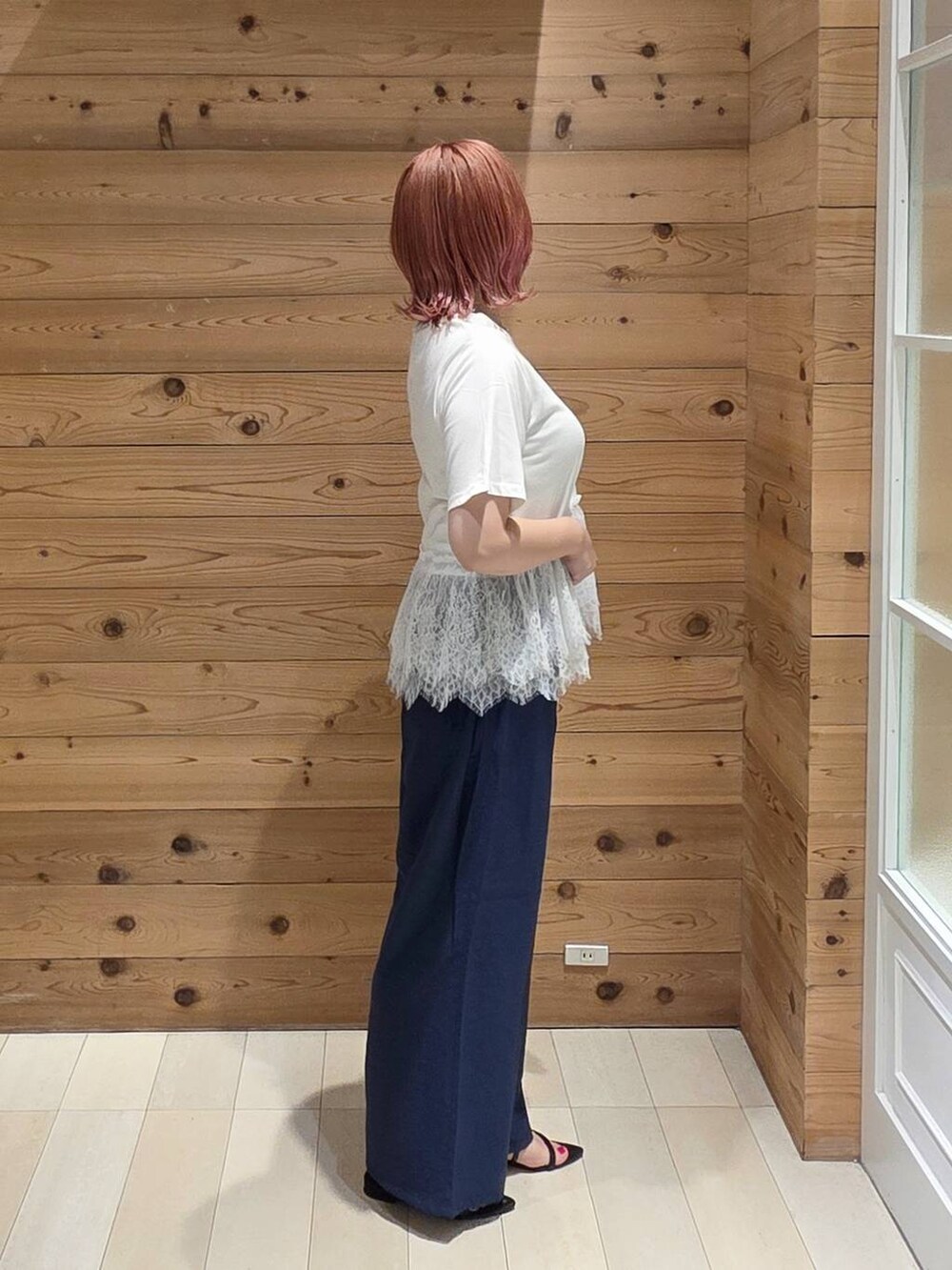 ブルー系のその他パンツ、ベージュ系のボディバッグ/ウエストポーチ、ブラック系のサンダルを着用したレディースの夏コーディネートの2枚目の写真
